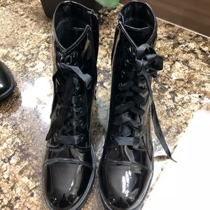 Black short patten leather boots